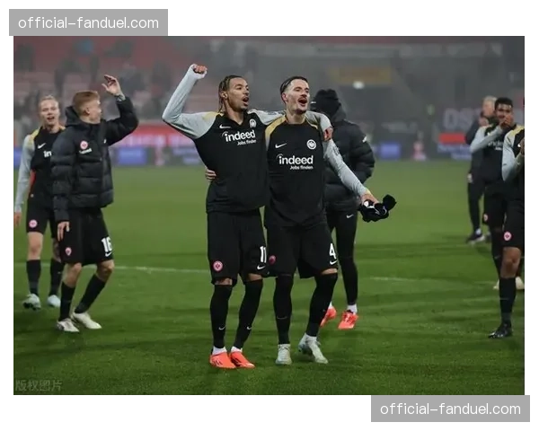 德甲上演对攻大战,莱比锡与法兰克福合计完成超过300次高压施压 德甲上演对攻大战,莱比锡与法兰克福合计完成超过300次高压施压